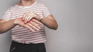 women is holding her Numb hand