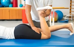 woman is getting the treatment of knee pain at MVM Clinic