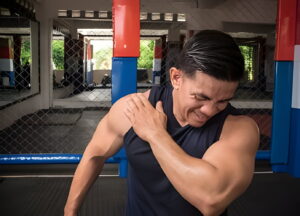 man is suffering from Shoulder Rotator Cuff Tear while workingout