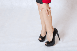 woman is holding her culf